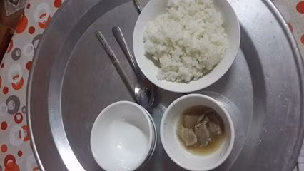 Tuy nhiên, ngoài những mâm cơm thừa như trên thì cũng có nhiều nàng dâu hãnh diện lên mạng khoe những bữa cơm được chính tay mẹ chồng chuẩn bị cẩn thận. Trong ảnh là phần cơm ở cữ gọn nhẹ, tinh tươm do mẹ chồng chuẩn bị được một nàng dâu chia sẻ, dù rất đơn giản nhưng khá tâm lý và ấm tình gia đình. Ảnh trong bài: Sưu tầm Facebook