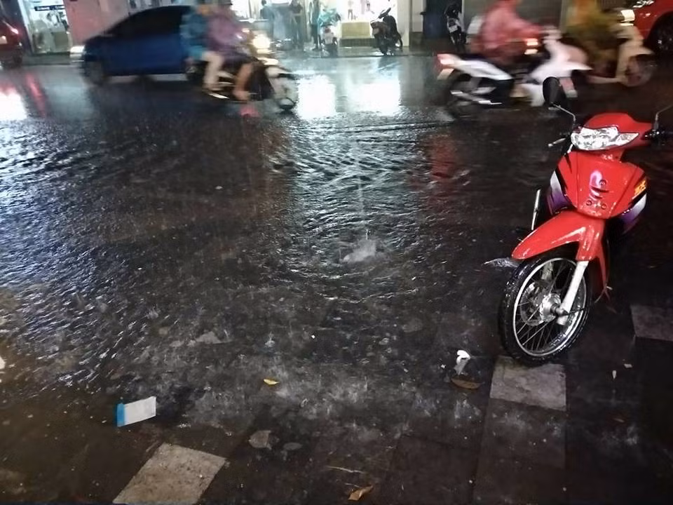 Tại những con phố như Đội Cấn, Kim Mã dù nước ngập không quá cao nhưng cũng làm giảm đi nền nhiệt của Thủ đô sau những ngày nắng nóng.