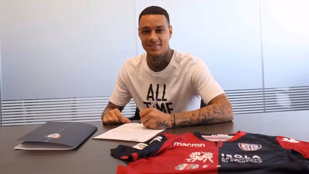 Van der Wiel dạt về Cagliari: Hậu vệ cánh phải nổi tiếng một thời của Hà Lan, Gregory van der Wiel đã chính thức rời Fenerbahce chuyển đến Cagliari thi đấu. Ảnh: Goal