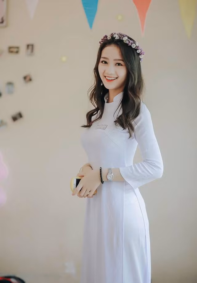 Cũng vì sự tương tác tăng lên đột ngột, trang cá nhân của Nhật Linh bị nhiều người lạ báo xấu khiến tài khoản này bị tạm khóa trong một tuần.