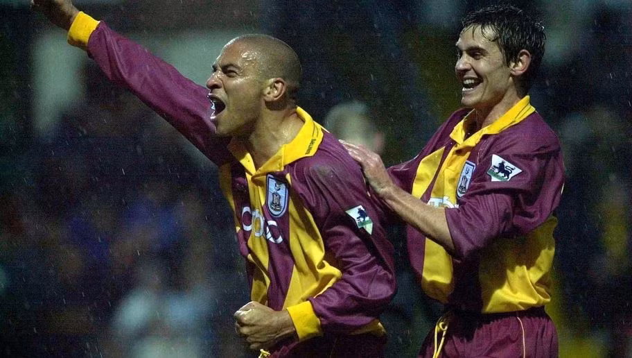 Mùa giải Ngoại hạng Anh 2000/2001, Bradford City thua đến 22 trận, trong đó có tới 2 lần thua đến 6 bàn trước Manchester United và Leeds United. Chỉ thắng 4 trận trên sân nhà và duy nhất 1 trận trên sân khách. Ghi 30 bàn, thủng lưới 70 sau 38 vòng đấu, có hiệu số bàn thắng âm 40.