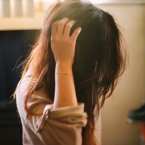 Tuy nhiên, nhiều dân mạng cũng lên tiếng bảo vệ chàng trai trên rằng: "Con gái con đứa, tóc tai đã dài mà không biết vệ sinh. Không phải khoe người yêu chứ, "gấu chó" nhà mình cứ mỗi khi đi chơi đều phải gội đầu. Đôi khi tiêu cực đến nỗi "em không đi đâu vì hôm nay "đầu bết trưởng" lắm".