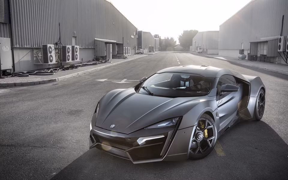Siêu xe đầu tiên của vùng Trung Đông - Lykan Hypersport do hãng siêu xe W Motors sản xuất và ra mắt năm 2013. Siêu xe từng xuất hiện trong phim bom tấn hành động Fast &amp; Furious 7 chỉ được sản xuất với số lượng 7 chiếc, đi kèm các chi tiết trên xe được mạ vàng và đính kim cương. Ở thời điểm ra mắt, Lykan Hypersport chỉ xếp sau Mercedes-Benz Maybach Exelero và Lamborghini Veneno về mức giá.