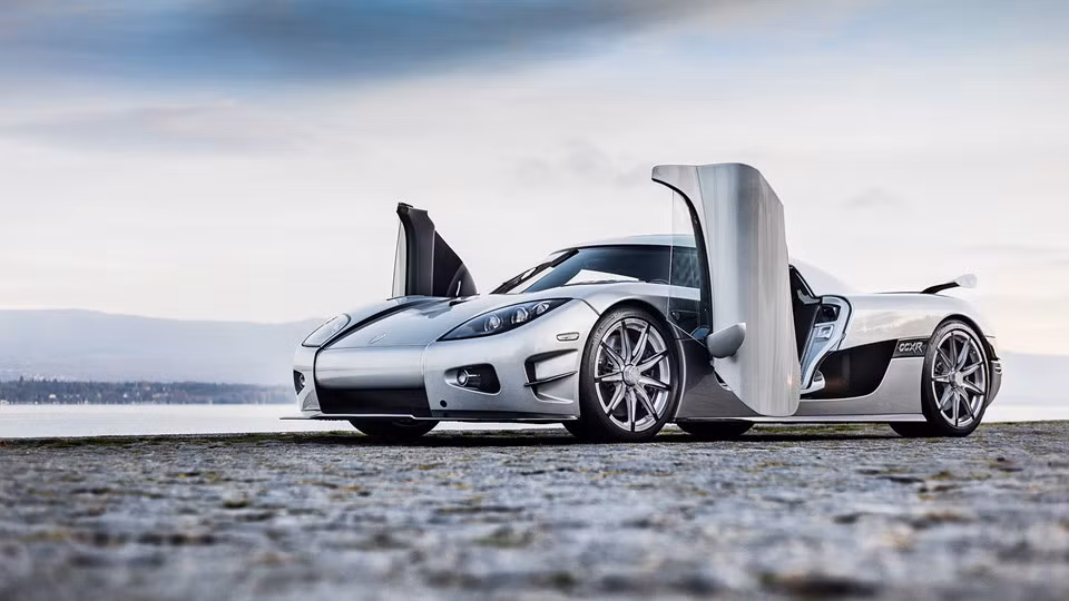 Từng thuộc sở hữu của ''tay đấm triệu USD'' Floyd Mayweather, Koenigsegg CCXR Trevita có mức giá 4,8 triệu USD vào năm 2015. Siêu xe này cũng trở thành siêu xe đắt nhất được lưu hành tại Mỹ ở thời điểm đó. Toàn bộ phần thân vỏ của Koenigsegg CCXR Trevita đều được làm bằng chất liệu sợi carbon màu trắng bạc theo công nghệ có tên “dệt kim cương”. “Trái tim” của siêu xe này là khối động cơ V8, siêu nạp kép, dung tích 4.8L, sản sinh công suất tối đa 1.018 mã lực.