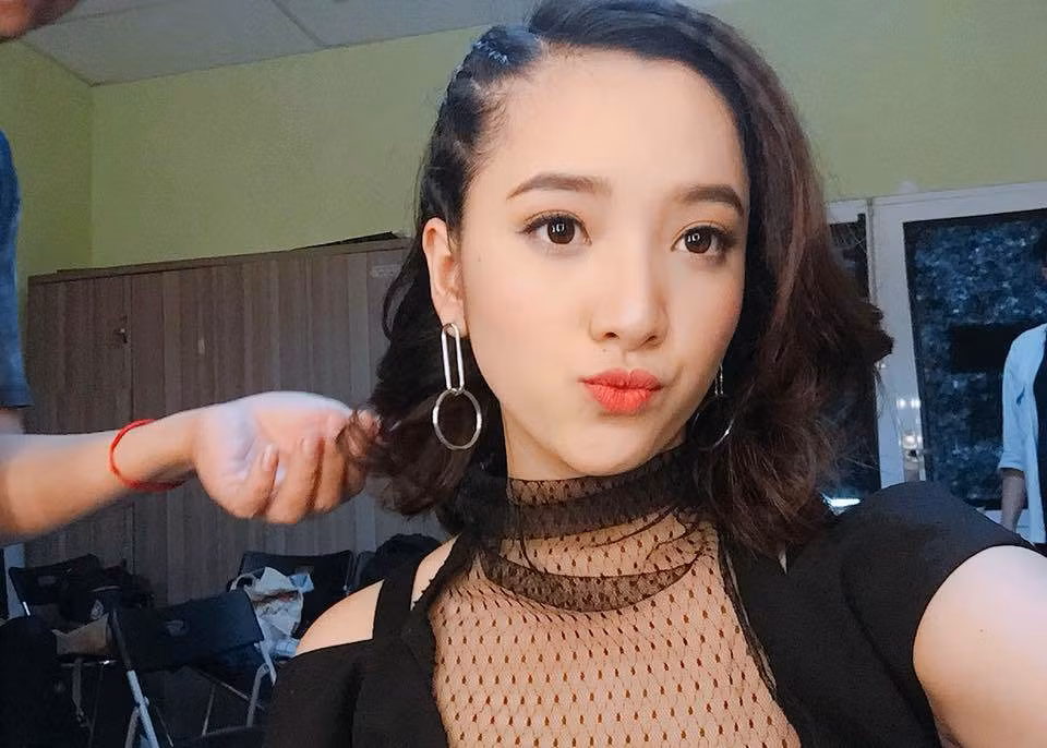 Mặc dù sở hữu thân hình khá tiêu chuẩn nhưng Gia Linh chia sẻ cô rất mê ăn uống đặc biệt là món thịt nấu giả cầy, sườn xào chua ngọt và đặc biệt cực ghét mướp đắng. Ảnh sử dụng trong bài: FBNV