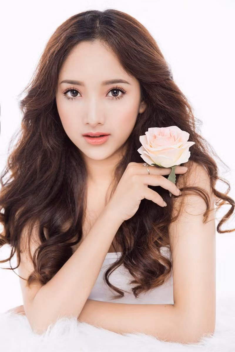 May mắn đã mỉm cười khi Gia Linh khi tài năng của cô bạn này đã được nữ đạo diễn trẻ Luk Vân nhìn ra tài năng vào nhận ngay vào đoàn làm phim của mình bởi ngoại hình không xuất sắc, nhưng thay vào đó được cái rất nghị lực.