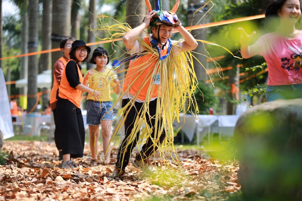 Cả tuổi thơ ùa về với những trò chơi gian dân tại khu sinh thái ngoại thành Ecopark - Hà Nội.