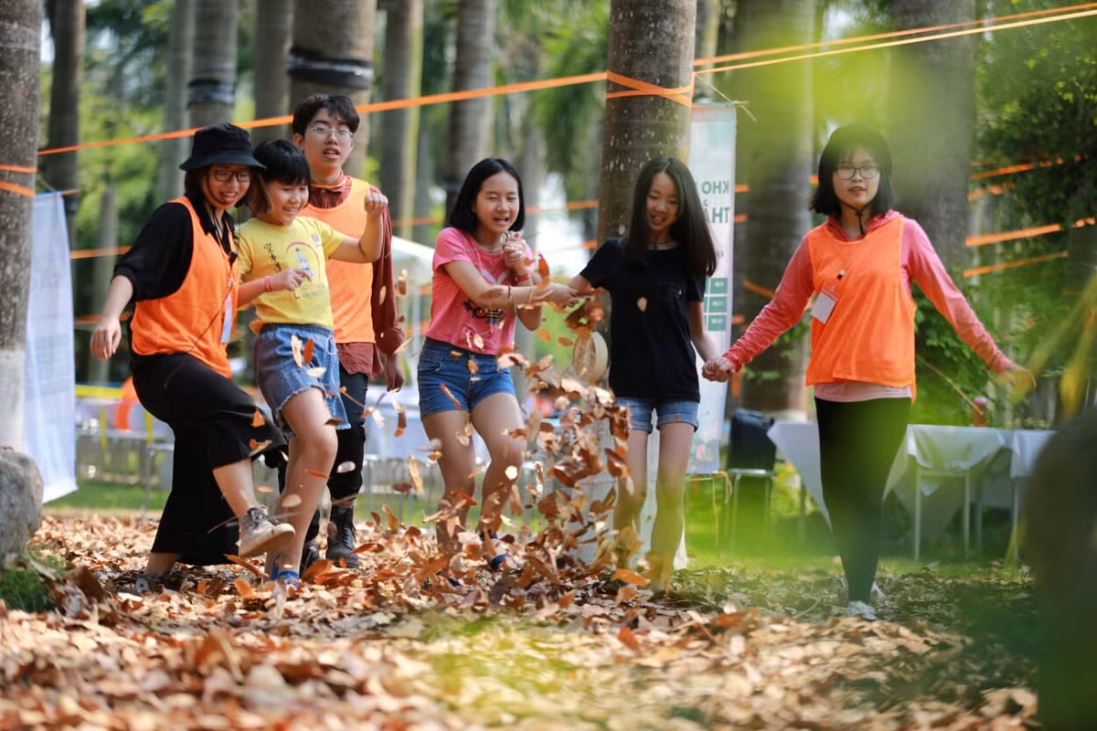 Chưa hết, việc đưa vào những trò chơi gian dân như làm cào cào lá tre, chuồn chuồn tre, nặn tò he hay tung lá đã đưa các bạn trẻ hoài niệm về tuổi thơ khó quên.