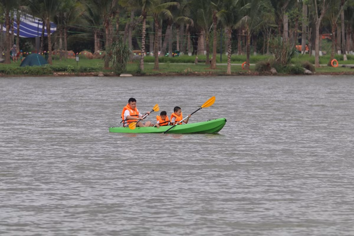 Sau những ngày lao động mệt mỏi, được nghỉ ngơi, hít thở bầu không khí trong lành dưới những tán cây cao khiến cuộc sống của nhiều bạn trẻ sẽ bớt áp lực hơn.