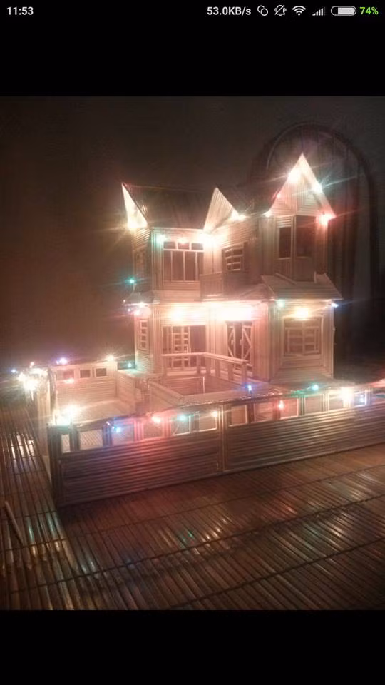 Thậm chí không ít anh chàng cũng lên mạng “góp vui”, đăng ảnh khoe thành quả dựng nhà tăm handmade. Ảnh: FB Quân Nguyễn