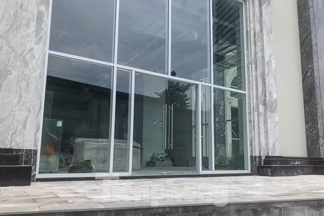 Theo quan sát, tầng 1 có chức năng thương mại vẫn còn dang dở.