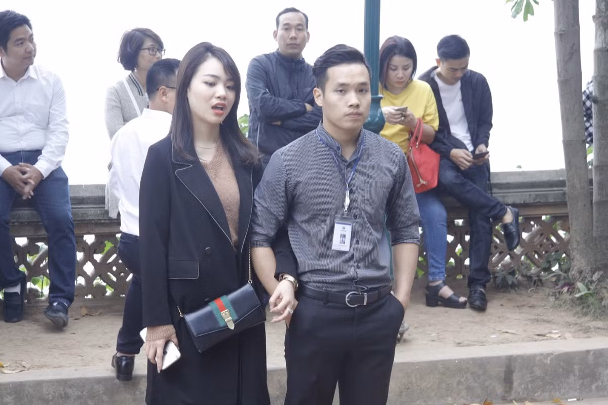 Thậm chí, nhiều nhân viên còn đeo cả thẻ cơ quan để tranh thủ đi lễ cùng các đồng nghiệp trong ngày đầu năm đi làm.