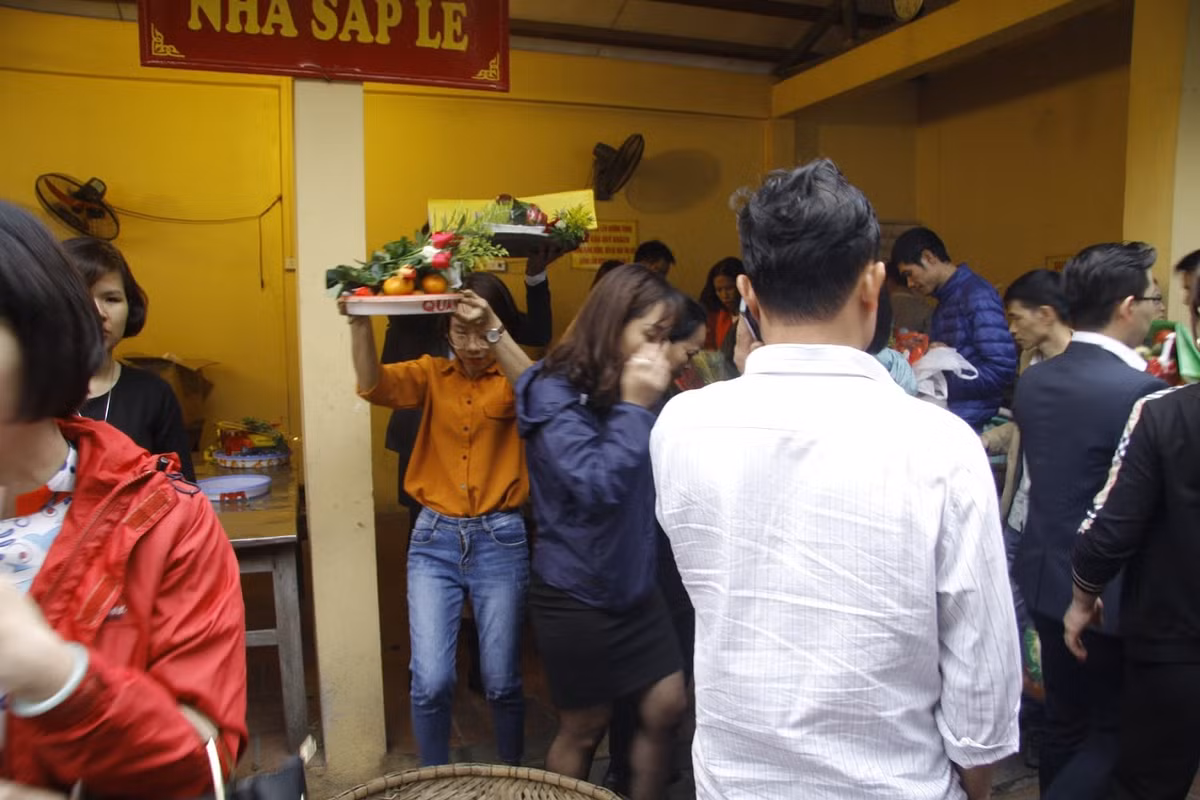 Dù đông nhưng ai cũng mong muốn chen chân vào bên trong để làm lễ cầu may mắn, thuận buồm xuôi gió.