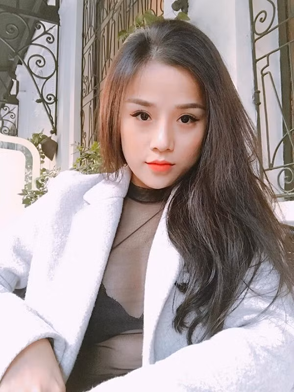 Thương Võ sinh ra và lớn lên ở Thái Hòa (Nghệ An), là cựu sinh viên của trường ĐH Văn hóa Nghệ thuật quân đội. Trước khi yêu thủ môn đội tuyển Việt Nam, cô nàng này đã được biết đến như một hot girl xinh đẹp và sở hữu vóc dáng quyến rũ.