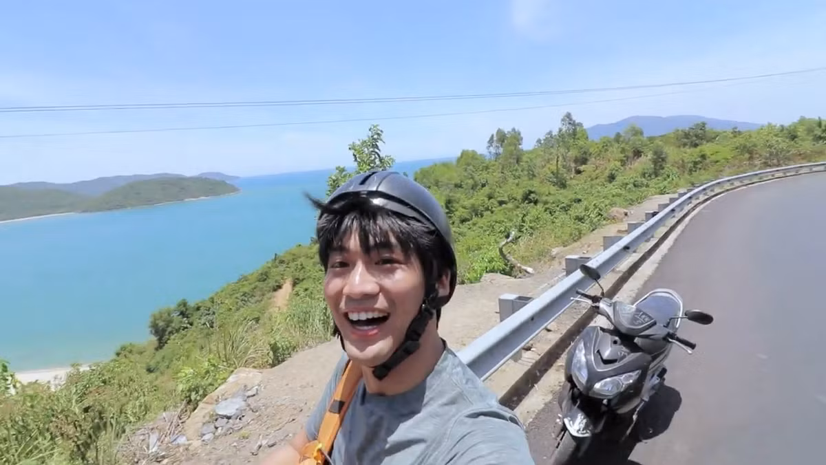 Với tiêu đề “Vietnam in 80 hours” (80 giờ tại Việt Nam), anh chàng phượt thủ này chọn 4 điểm đến nổi tiếng của du lịch Việt: Sài Gòn, Mũi Né, Đà Nẵng và Hội An. Đến Sài Gòn, anh chàng ghi lại hành trình đi qua chợ Bến Thành, phố đi bộ Nguyễn Huệ, công viên 30/4, Nhà thờ Đức Bà. Và từ đây, anh chàng di chuyển đến Mũi Né bằng xe khách.