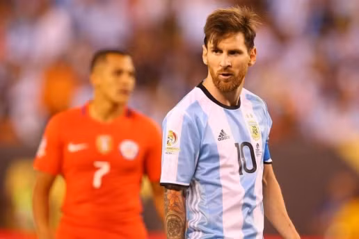 Mùa hè năm 2016, NHM bóng đá thế giới bất ngờ khi Lionel Messi cho ra mắt phong cách râu quai nón hết sức nam tính và phong trần.