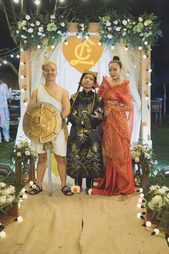 Cô dâu chẳng mặc áo cưới, chú rể chẳng mặc tuxedon, quan khách cũng chẳng diện váy áo xúng xính mà tất cả đều hóa thân thành những nhân vật nổi tiếng khắp Tây Tàu mà ai ai cũng biết đến.