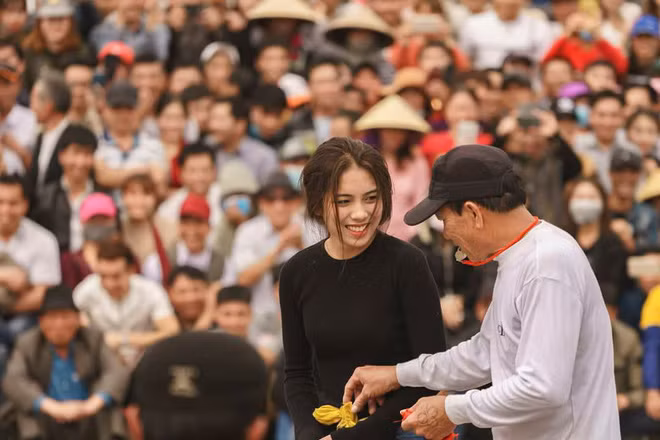 Sau 3 ngày Tết chính là thời gian của những cuộc hội hè truyền thống cũng chính từ những lễ hội này mà không ít những gương mặt trẻ trung, xinh đẹp lọt vào ống kính của nhiếp ảnh gia. Đơn cử như dân tình đang dành nhiều sự chú ý cho một thiếu nữ xinh đẹp xuất hiện trong lễ hội vật ở Hải Phòng.
