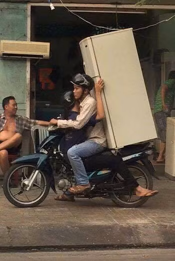 Hình ảnh hai thanh niên "ngồi úp thìa" để chở chiếc tủ lạnh to phía sau khiến nhiều cư dân mạng chết khiếp bởi sự nguy hiểm có thể ập tới bất cứ lúc nào.