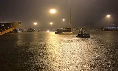 Một số bãi đậu tàu bay tại sân bay Tân Sơn Nhất ngập cục bộ tối 26/8. Ảnh: Khánh Băng