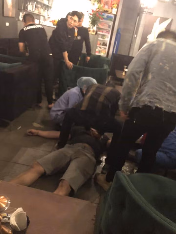 Đầu tiên phải kể tới việc một chàng trai ngoại quốc sau khi hút bóng cười trong quán cafe trên đường Lý Thái Tổ thì có biểu hiện ngất lịm trên ghế, 1 lúc sau nhân viên quán đến kiểm tra thì phát hiện đã tử vong.