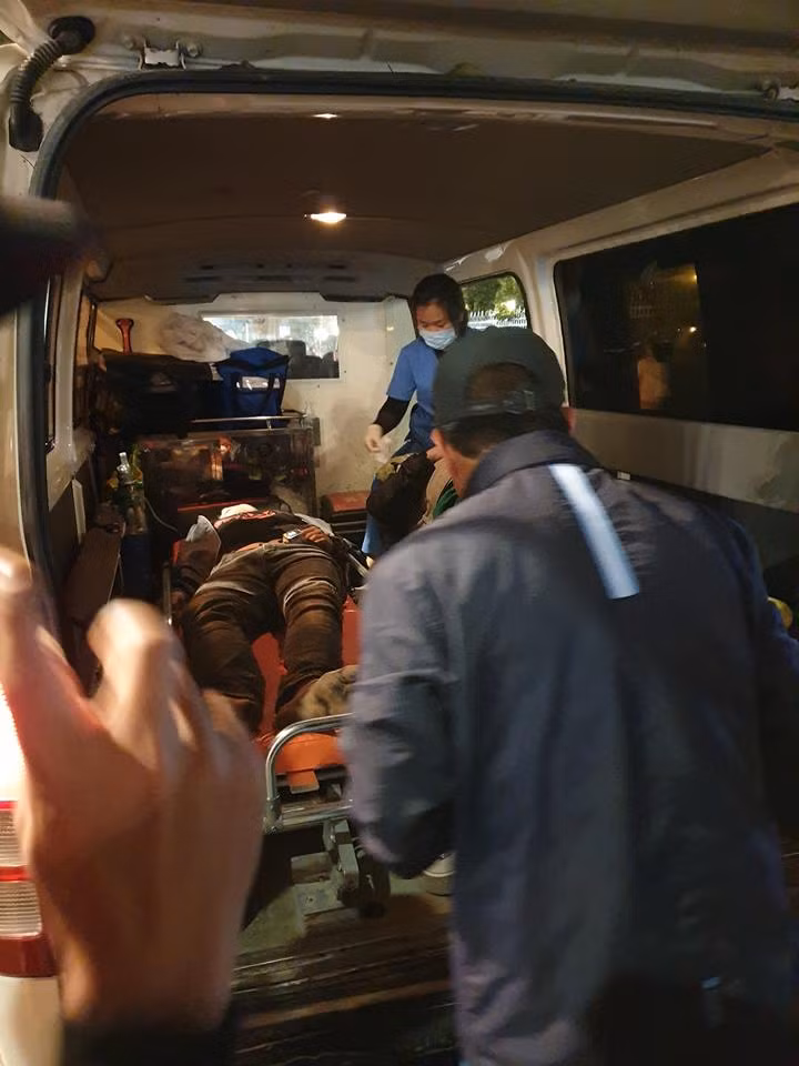 Ngay sau đó, chàng thanh niên trên đã được đưa lên xe cấp cứu.
