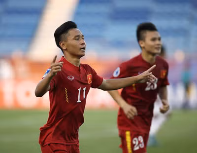 Bước vào trận đấu thứ 2, phải đối đầu với đội bóng rất mạnh là U19 UAE nhưng với quyết tâm cao độ, U19 Việt Nam đã tạo ra bất ngờ khi vươn lên dẫn trước đối thủ do công của Minh Dĩ.