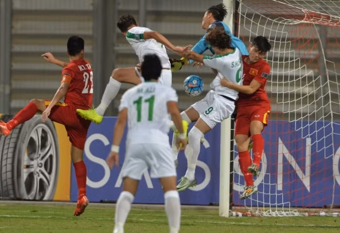 Sau khi để đối thủ uy hiếp trong hiệp 1, U19 Việt Nam tiếp tục gồng mình “chịu trận” trong hiệp 2. Nhưng các cầu thủ trẻ của chúng ta vẫn tận dụng những pha phản công chớp nhoáng để áp sát khung thành đối phương.