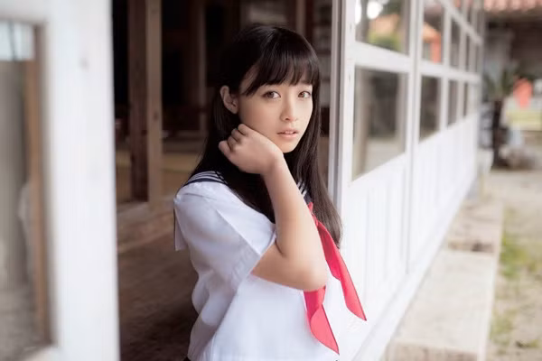 Kanna Hashimoto sinh năm 1999 hiện đang theo học tại một trường THPT tại thủ đô Tokyo - Nhật Bản.