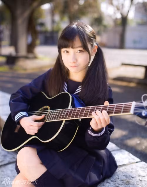 Khi lớn hơn một chút và ra dáng thiếu nữ hơn, Kanna Hashimoto dường như lột xác với đầu tư chiều sâu về mặt nội tâm trong các bức hình.