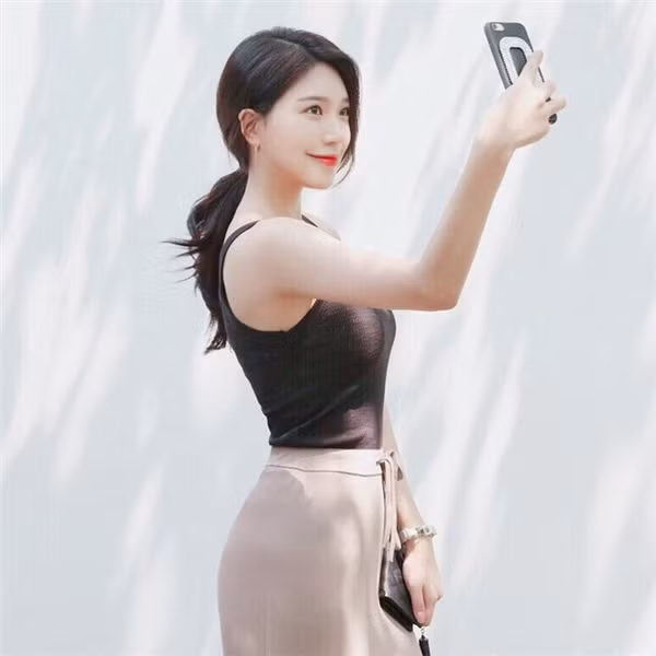 Sia gây thương nhớ cho bất cứ ai dù chỉ trong tích tắc "lướt ngang đời nhau", bởi phong thái tự tin, rạng rỡ cực cuốn hút.