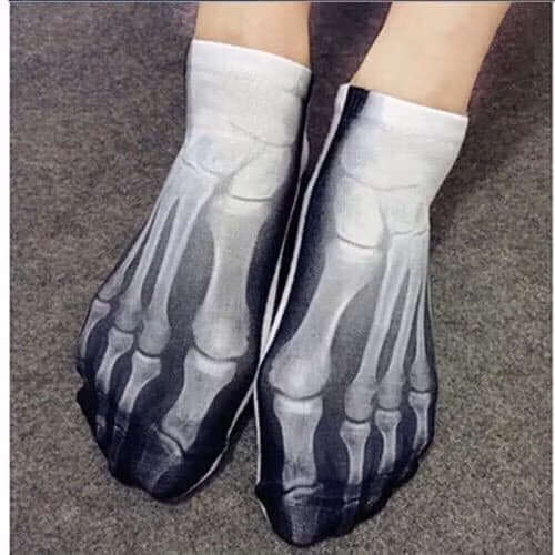 Nếu khi tháo giày ra, nhiều người sẽ giật mình với đôi tất có họa tiết phim chụp X-quang này.