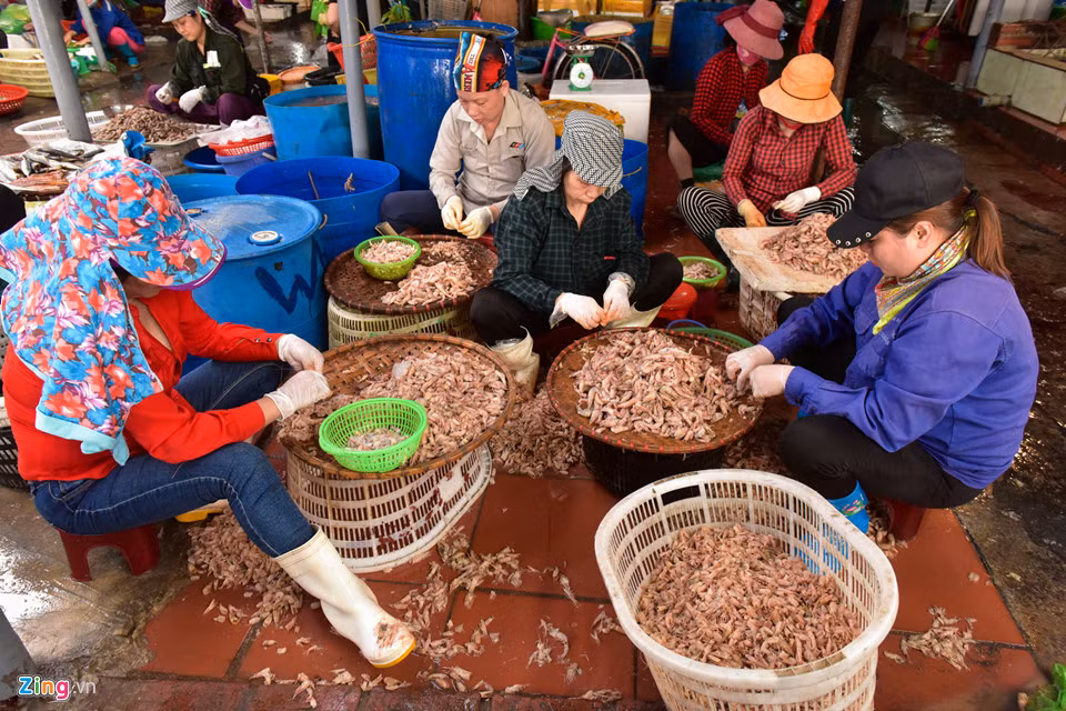 Tại đây, khách hàng có thể yêu cầu người bán gạn sạch nước để giảm khối lượng. Các loại cua, ghẹ cũng chỉ được trói bằng các dây rất nhỏ. Bên cạnh hải sản tươi sống, chợ cá Bến Do còn là nơi sơ chế hải sản với sản phẩm tiêu biểu là tôm nõn, chả cá nhạc...