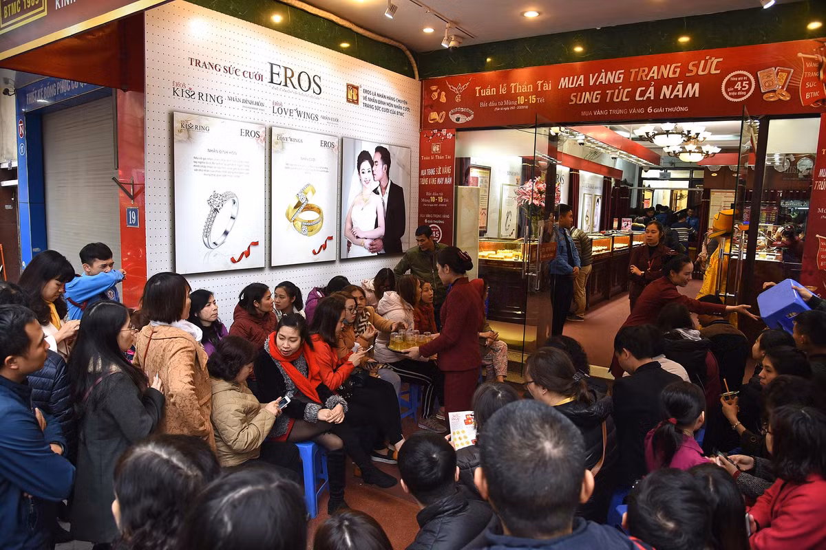 Có mặt tại con phố tập trung nhiều cửa hàng buôn bán, kinh doanh trang sức nhất Hà Nội là Trần Nhân Tông chiều ngày 13/2 (tức 9 Tết Kỷ Hợi) trước ngày Vía Thần tài, dễ dàng chứng kiến cảnh dòng người đổ tới mua vàng rất đông. Trên các vỉa hè, tràn ngập xe cộ cùng với đó là sự tấp nập người vào ra để mua vàng cầu may.