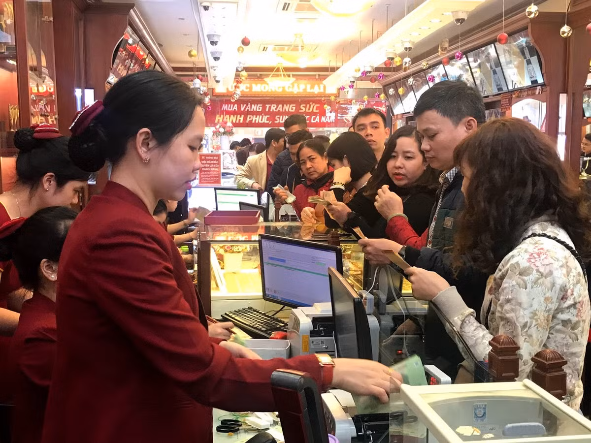 Theo bà Luyến, phương thức này cũng sẽ giảm thiểu cảnh chen chúc mua vàng trong ngày Thần Tài...