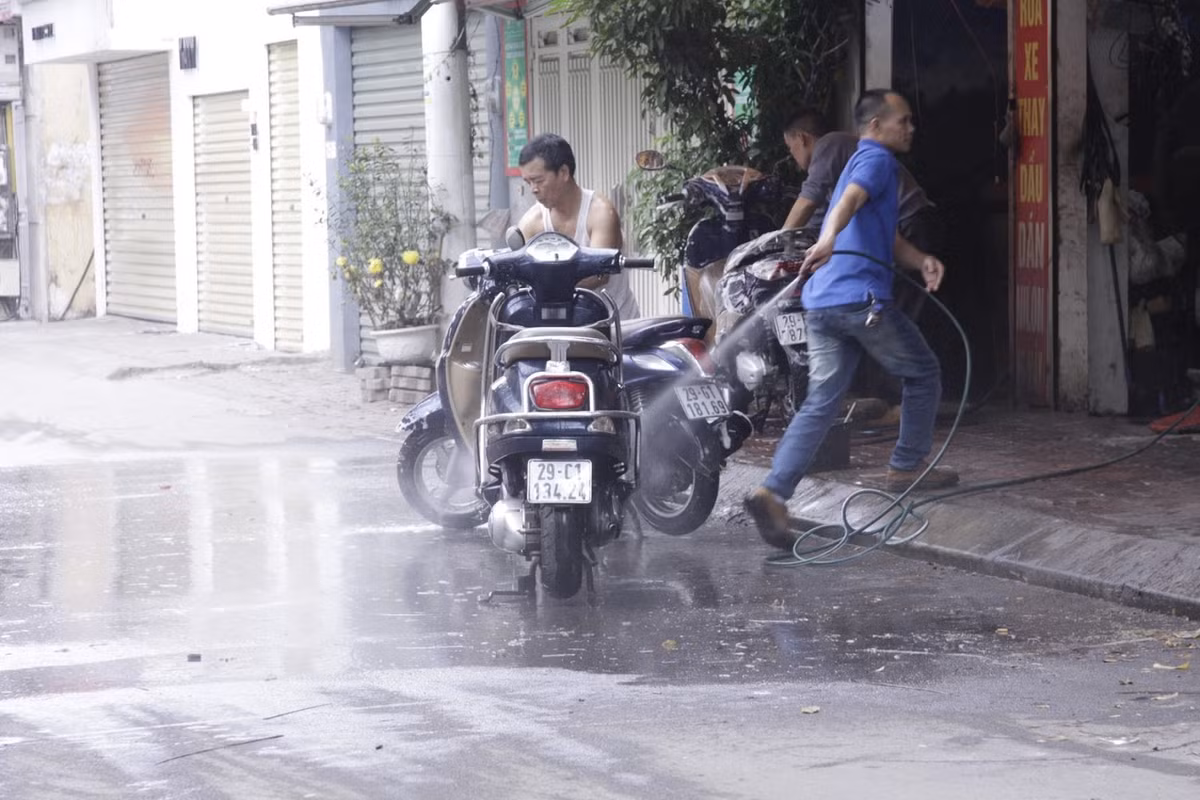 Những hàng rửa xe cũng đón những vị khách cuối cùng của mình sau 1 ngày lao động hết công suất.