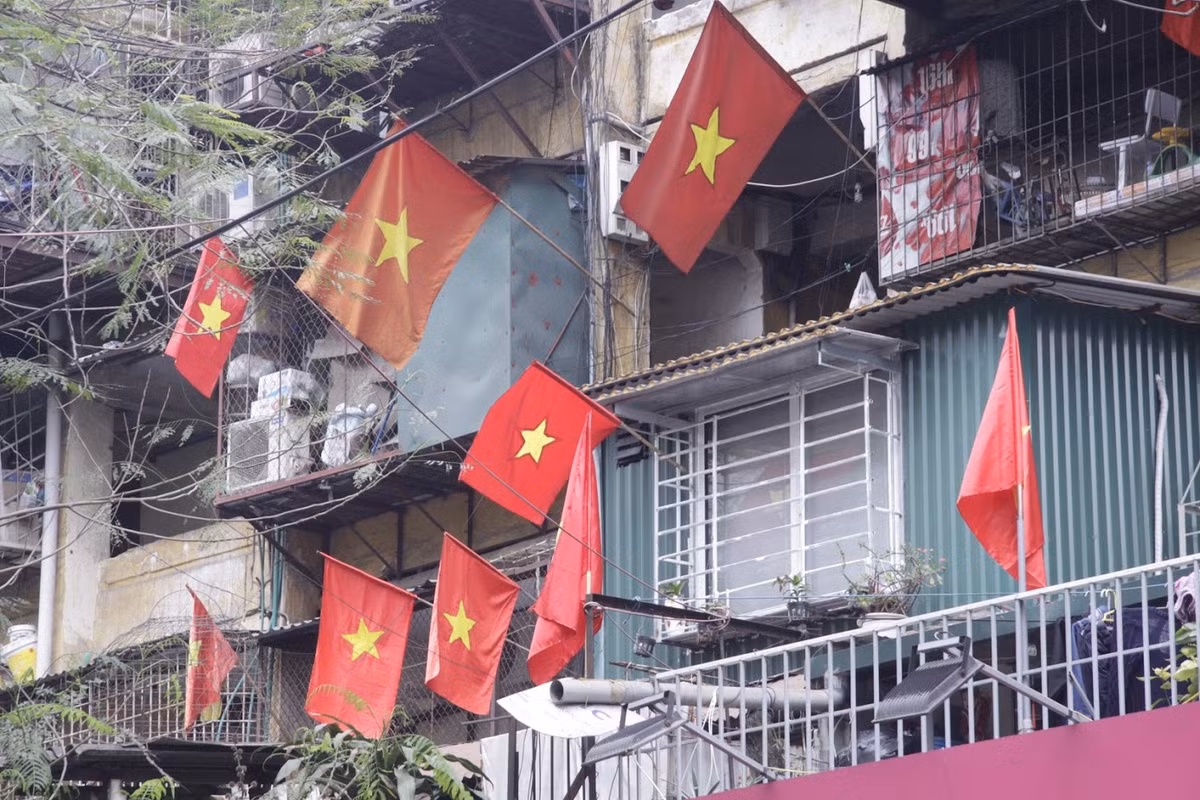 Dù lượng người không còn đông đúc như mọi ngày khi những người lao động xa nhà đã trở về quê ăn Tết thì những người sinh sống ở Hà Nội vẫn đang hoàn tất những công đoạn cuối cùng của mình chuẩn bị bước vào năm mới Kỷ Hợi.