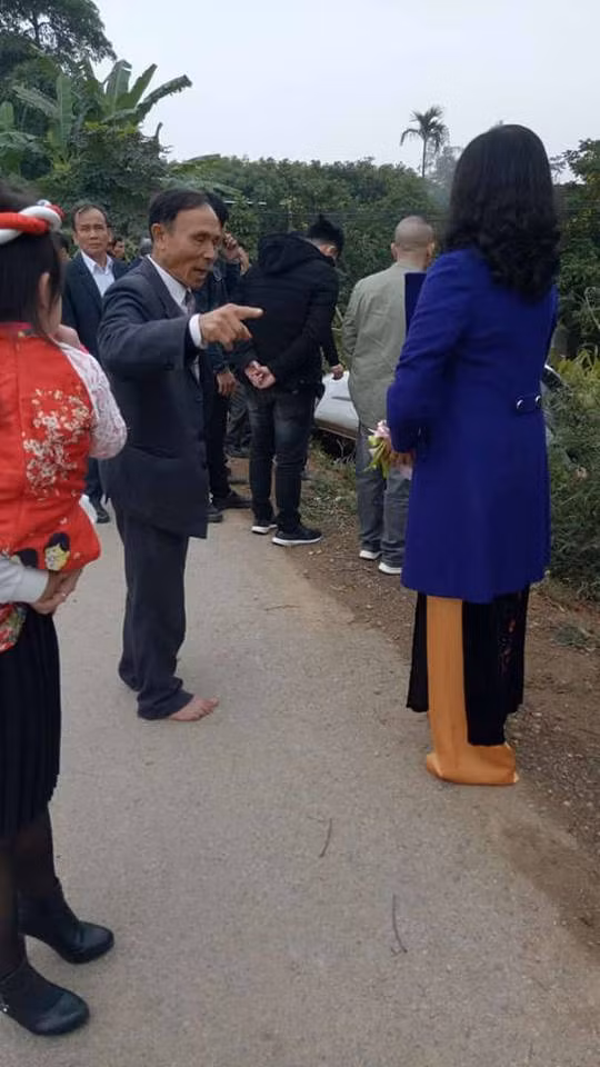 Theo chia sẻ của một vị có mặt trong đoàn rước dâu từ Tân Kỳ và TP Vinh ngày hôm đó nó: "Đoàn rước dâu đang đi thì xe cô dâu bị đổ xuống ruộng. May mắn là cả cô dâu, chú rể và người lái xe đều không bị ảnh hưởng nghiêm trọng. Lúc đó ai cũng hốt hoảng vì sợ có chuyện xấu xảy ra nên đã nhanh chóng đến mở cửa để giải cứu cho cặp đôi trên và tài xế".