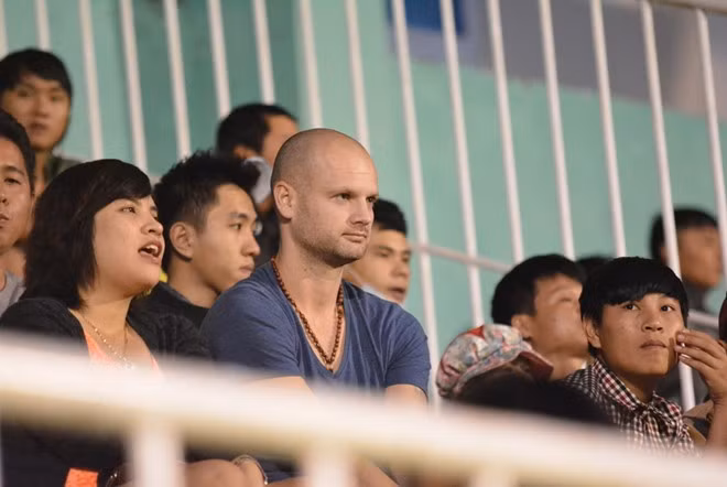 Mặc dù là tiền đạo ghi bàn thắng đầu tiên cho HAGL tại V.League 2015 nhưng trong mắt bầu Đức, Darko Lukanovic chưa thể hiện được gì nhiều so với số tiền mà ông đã bỏ ra nên cầu thủ này chấp nhận xách vali rời khỏi phố Núi.