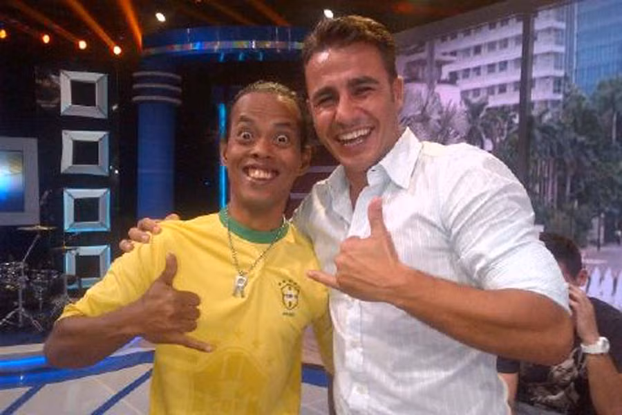 Ronaldikin Taucho II từng chụp ảnh cùng người đồng đội cũ của Ronaldinho tại CLB AC Milan là Fabio Cannavaro trong chuyến du đấu của huyền thoại bóng Italia tới Indonesia.