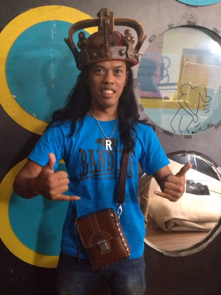 Bat ngo tim thay anh em that lac cua Ronaldinho o Indonesia