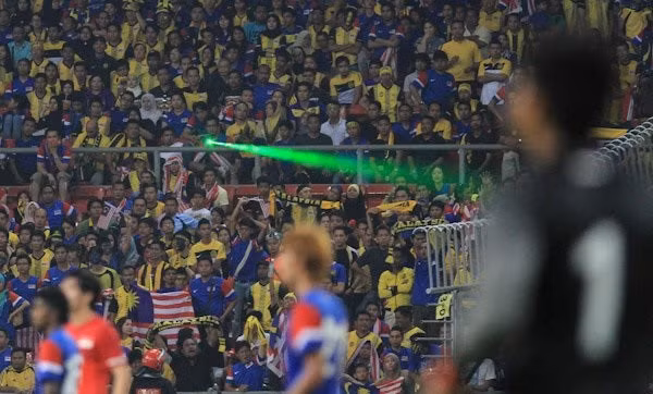 CĐV Malaysia nổi tiếng với sự cuồng nhiệt ở thành địa Bukit Jalil của mình. Tuy nhiên, họ cũng có không ít "trò bẩn" khiến đối phương phải thực sự khó chịu, trong đó có trò chiếu tia laser xuống sân.