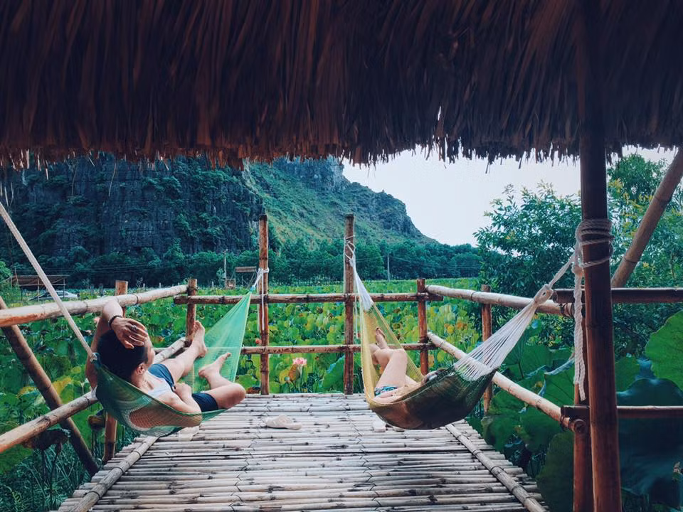 Roi Ha Noi, gioi tre ve homestay giua ho sen tho mong