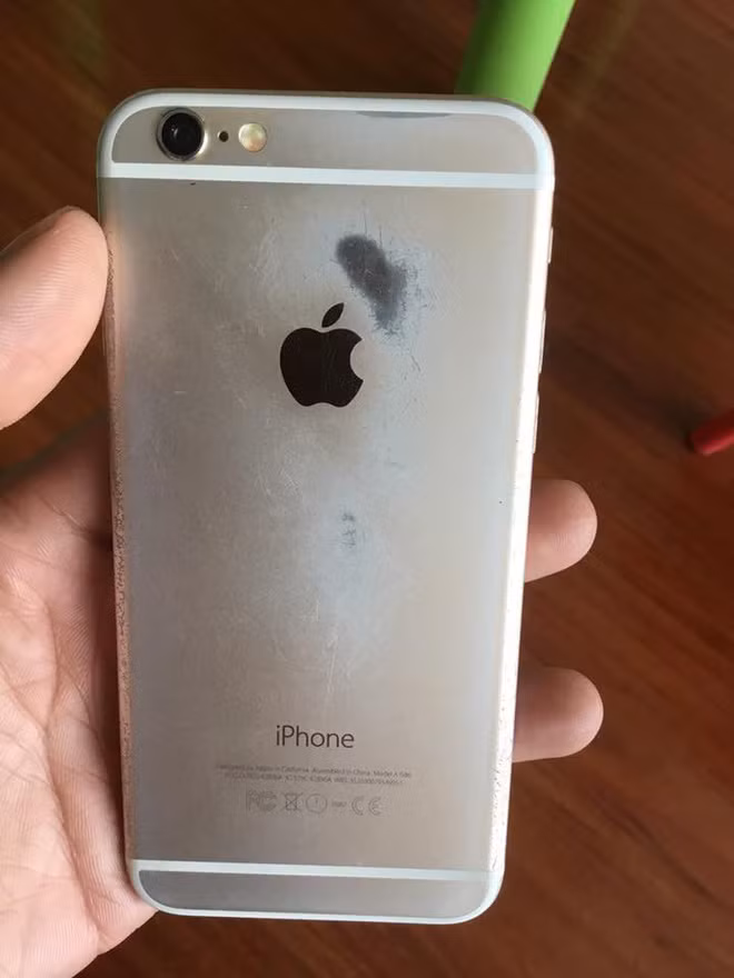 Nhìn những hình ảnh này, ai cũng thấy xót xa cho những chiếc smartphone rơi vào tay người chủ ''dùng như phá''.