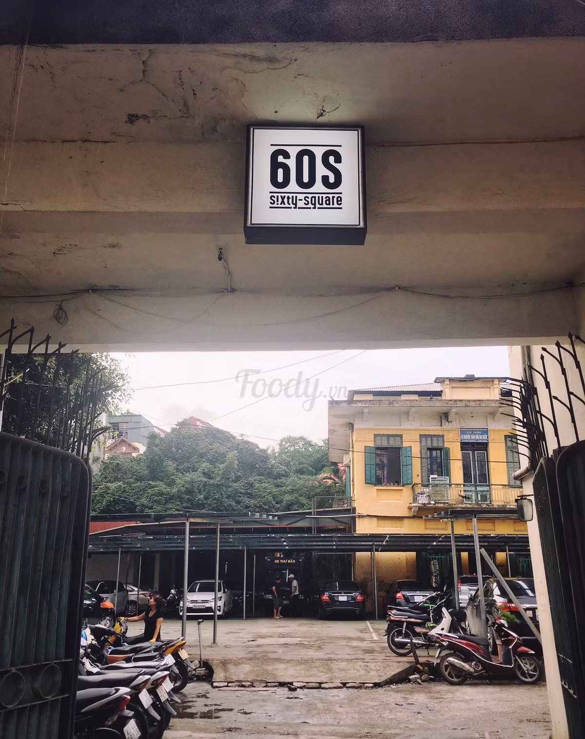 Phong cách vintage không còn quá xa lạ nhưng khi đến Sixty Square, bạn vẫn có những cảm giác thật đặc biệt. Không cần quảng cáo rầm rộ, khu ăn chơi mới này vẫn khiến giới trẻ cũng như MXH phát sốt bởi phong cảnh yên bình, cổ kính xưa cũ.