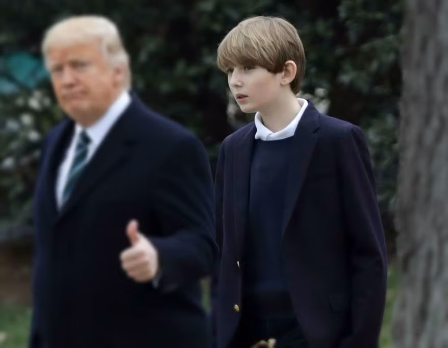 Barron William Trump thường xuyên xuất hiện trong hình ảnh khá trẻ trung và năng động với tóc rủ mái, khoác blazer, kết hợp sơ mi và áo len, đi giày thể thao New Balance khiến nhiều trái tim của dân mạng "run bần bật". Ảnh: Dailly Mail.