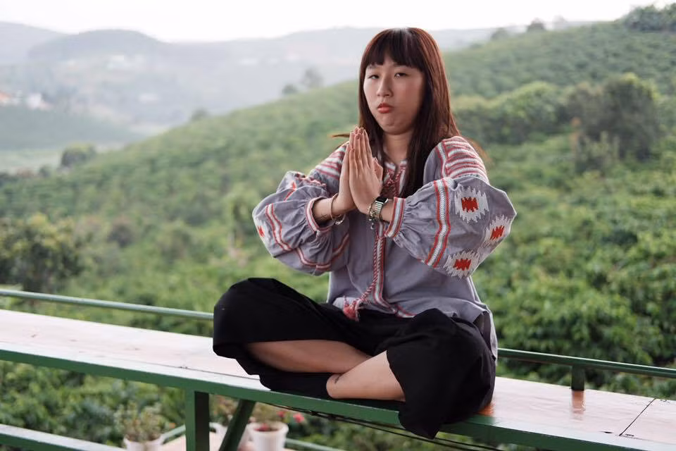 "Xấu, điên, tưng tửng nhưng duyên" là câu nói ngắn gọn nhất để mô tả về Trang Hý. Thậm chí, có nhiều người còn nhận xét rằng chỉ cần nhìn mặt cô bạn này thôi là cũng đủ để họ phải bật cười chứ chưa nói đến nghe giọng nói.