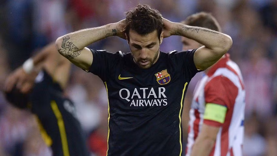 Cesc Fabregas là sản phẩm của lò đào tạo La Masia, tuy nhiên cầu thủ này không tìm được chỗ đứng và buộc phải tìm đến Arsenal với giá chuyển nhượng miễn phí. Thế nhưng khi hàng tiền vệ chủ sân Nou Camp khủng hoảng, họ buộc phải đưa cầu thủ này hồi hương với giá 25 triệu bảng.