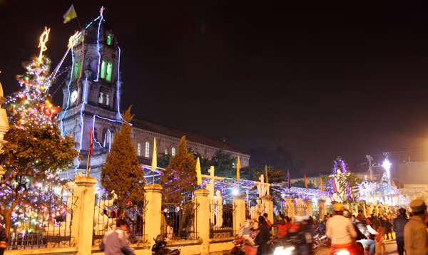Không chỉ được trang trí lộng lẫy, bắt mắt bên ngoài, các nhà thờ tại Hà Nội cũng trang trí nội thất bên trong vô cùng ấm cúng như một căn nhà để nhiều người đến từ nhiều tôn giáo khác nhau tụ họp.