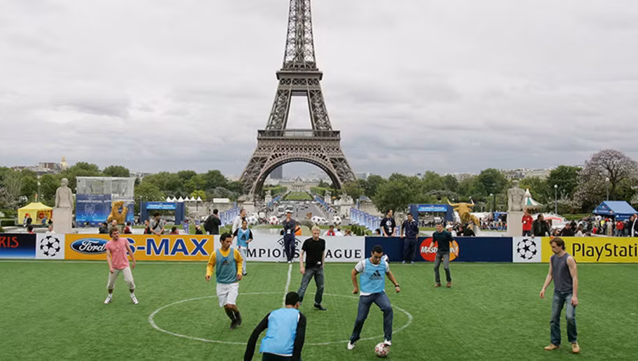Sân 5 người ở Paris (Pháp), đây là sân bóng được thiết kế dưới chân tháp Eiffel.